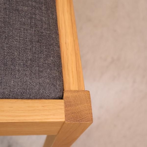 人気の無印良品(MUJI)のオーク材を使用したダイニングチェア2脚 人気の無印良品(MUJI)のオーク材を使用したダイニングチェア2脚