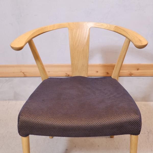 karimoku(カリモク家具)のオーク材 ダイニングチェア/CW4600 2客セット。ラウンドバックの背もたれと絶妙なホールド感が 座っていて安心♪北欧スタイルや和の空間にもおススメのセミアームチェア - kokoelma -ココエルマ- 雑貨・中古家具・北欧家具・アンティーク家具の  