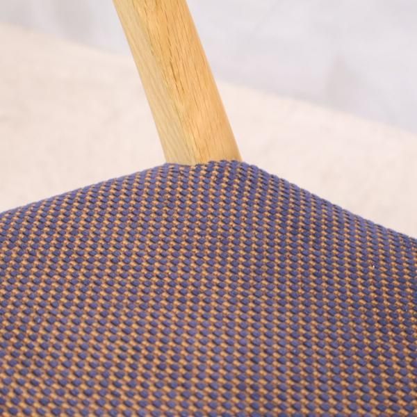 karimoku(カリモク家具)のオーク材 ダイニングチェア/CW4600 2客セット。ラウンドバックの背もたれと絶妙なホールド感が 座っていて安心♪北欧スタイルや和の空間にもおススメのセミアームチェア - kokoelma -ココエルマ- 雑貨・中古家具・北欧家具・アンティーク家具の  