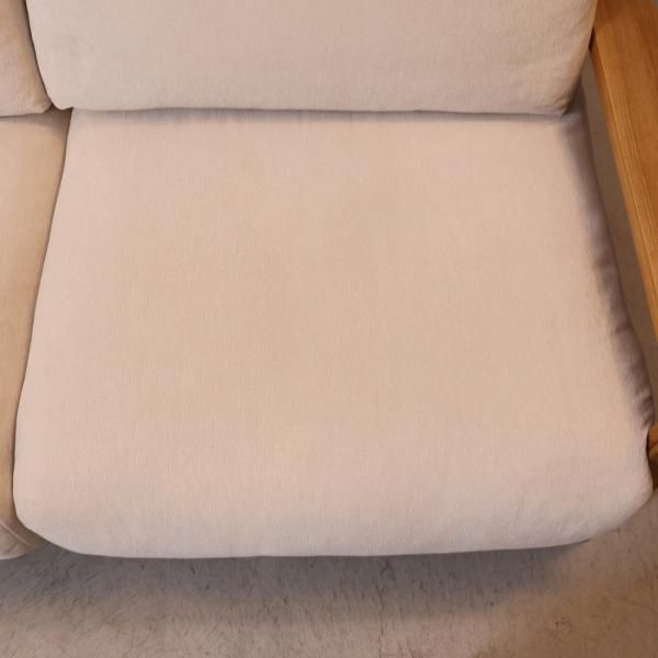 人気の無印良品(MUJI)のオーク材 2人掛けソファーです♪板と脚で 人気の無印良品(MUJI)のオーク材 2人掛けソファーです♪板と脚で