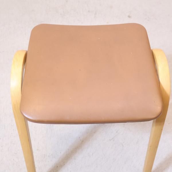 剣持勇デザインの秋田木工 No.202 スタッキングスツールです。曲