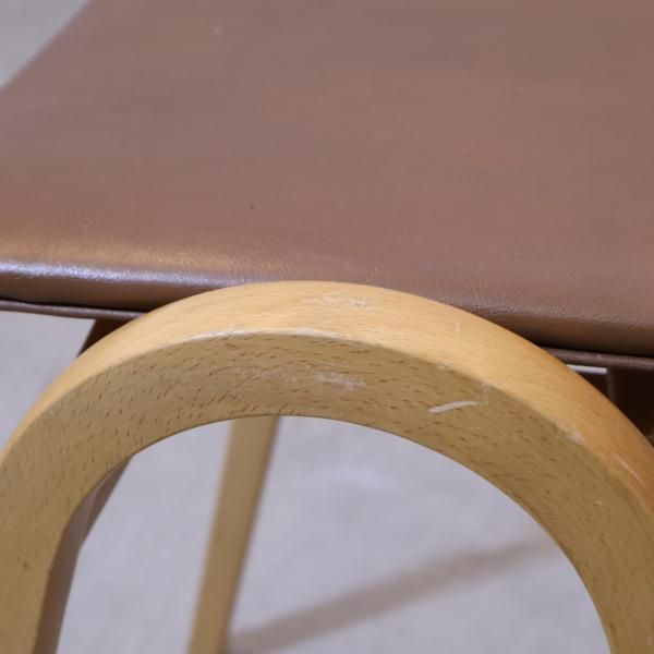 剣持勇デザインの秋田木工 No.202 スタッキングスツールです。曲