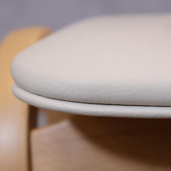 剣持勇デザインの秋田木工 No.202 スタッキングスツールです。曲