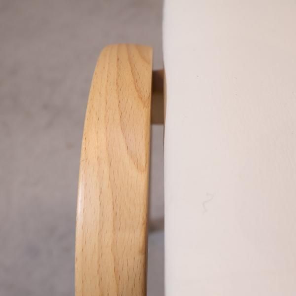 剣持勇デザインの秋田木工 No.202 スタッキングスツールです。曲木を