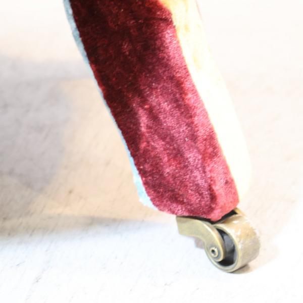 イギリスHALO(ハロ)のANNE CHAIR(アンチェア)。製品ごとに色や形が