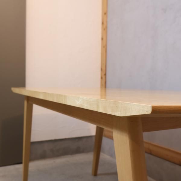IDEE(イデー)のARC(アーク) メープル材 ダイニングテーブルです