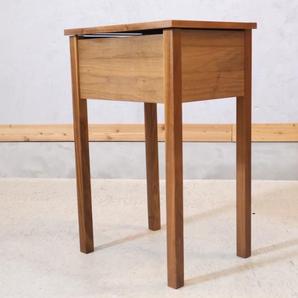 ウォールナット材を使用した無印良品(MUJI)のドレッサーです ウォールナット材を使用した無印良品(MUJI)のドレッサーです