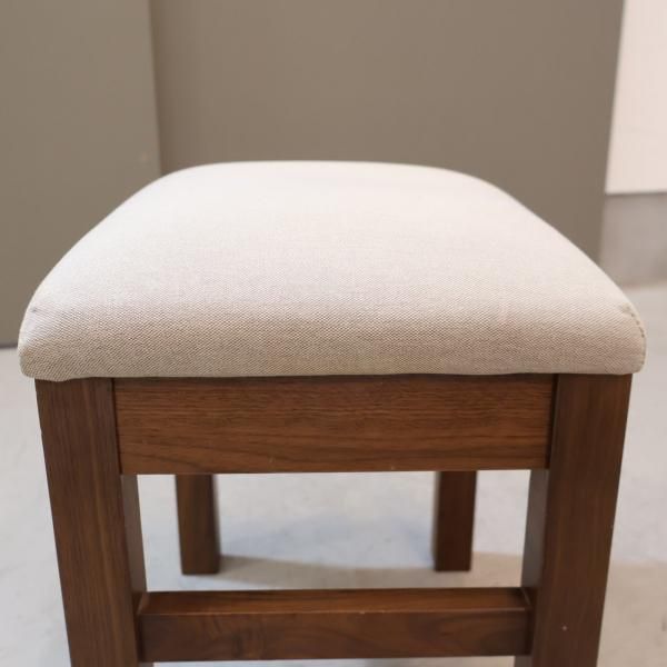 無印良品(MUJI)のコンパクトなウォールナット材 スツール。ナチュラル