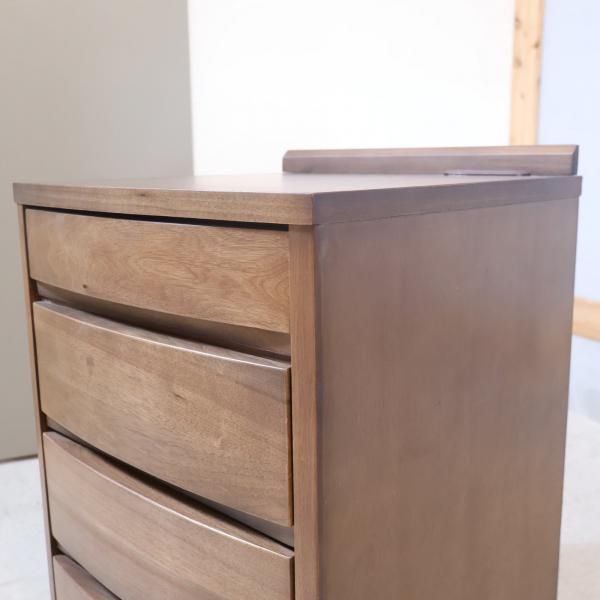 IDC大塚家具にて取り扱われていた、ビエンナ ナイトテーブルです