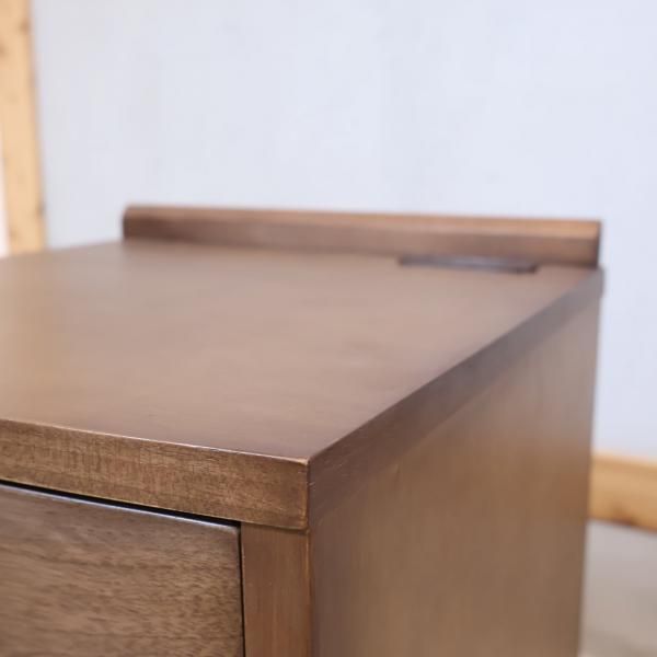 IDC大塚家具にて取り扱われていた、ビエンナ ナイトテーブルです。天板