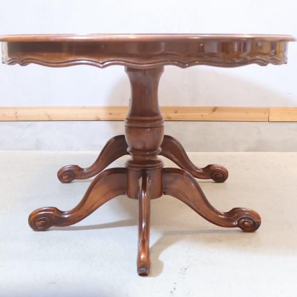 イタリア伝統の象嵌細工が施されたダイニングテーブルです。クラシック