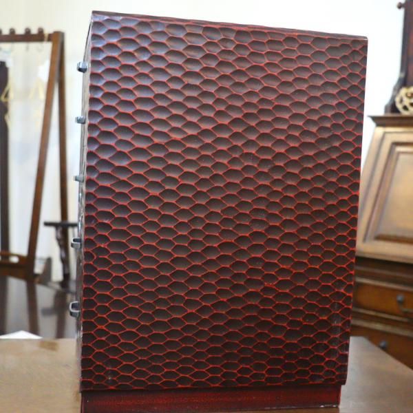 鎌倉彫　少し大きめの小物入れ　5段　小箪笥　縦27.5×横35.5×高さ49cm 鎌倉彫の小物入れ 5段です。味のあるオリエンタルな雰囲気のミニ