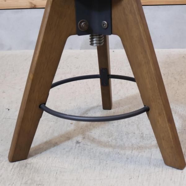 unico(ウニコ)のVIZ(ヴィズ) 回転スツールです。高さ調整も可能で