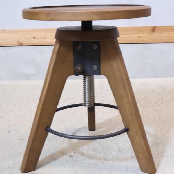 unico(ウニコ)のVIZ(ヴィズ) 回転スツールです。高さ調整も可能で