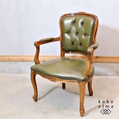 クラシカルなダイニングチェアです。グリーンのシックな色合いと