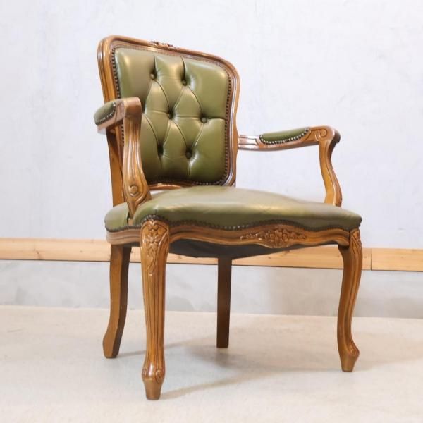 クラシカルなダイニングチェアです。グリーンのシックな色合いと クラシカルなダイニングチェアです。グリーンのシックな色合いと
