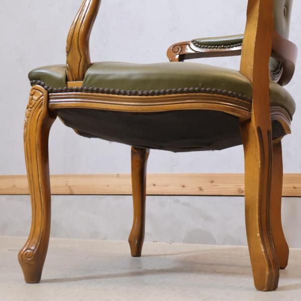 クラシカルなダイニングチェアです。グリーンのシックな色合いと