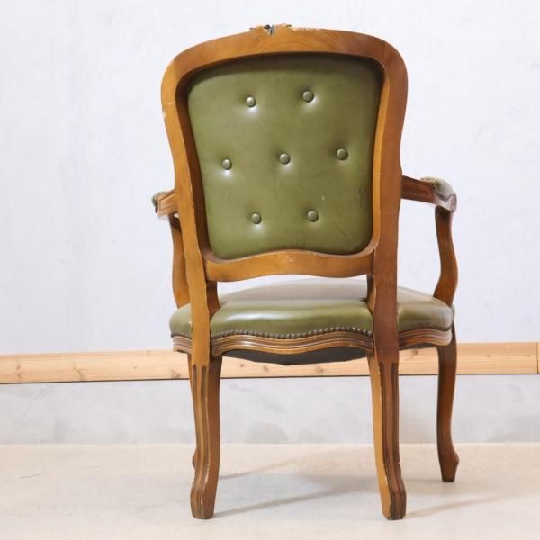 クラシカルなダイニングチェアです。グリーンのシックな色合いと