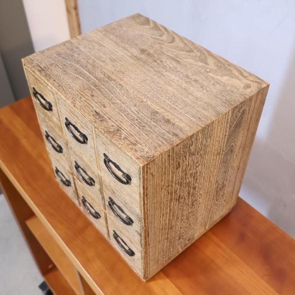 ヴィンテージの木製小引出しです。味のある昭和レトロな雰囲気の
