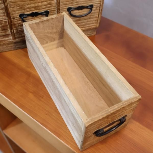 ヴィンテージの木製小引出しです。味のある昭和レトロな雰囲気の小物