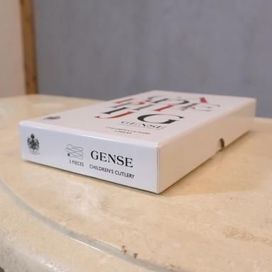 スウェーデン王室御用達のカトラリーブランド GENSE(ゲンセ)のキッズ用カトラリーセットです。艶やかで高級感があり、お子様にも優しい丸みのあるデザインが魅力的です♪ スウェーデン王室御用達のカトラリーブランド GENSE(ゲンセ)のキッズ用