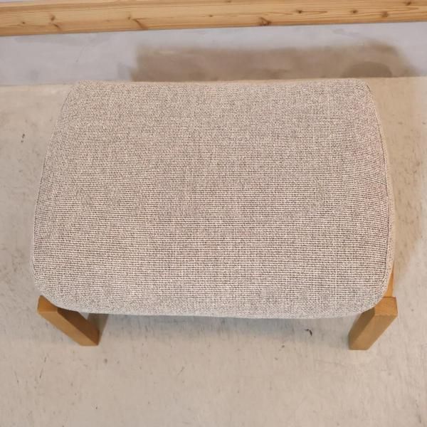 unico(ウニコ)のTABER(テイバー)シリーズのオットマンです。緩やかな