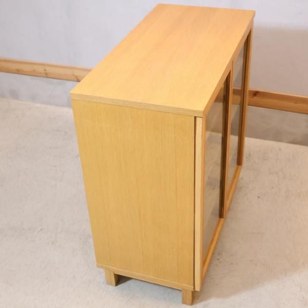 人気の無印良品(MUJI)のオーク材 キャビネット・ガラス扉です