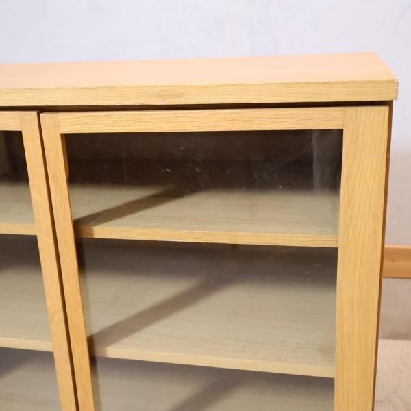 人気の無印良品(MUJI)のオーク材 キャビネット・ガラス扉です