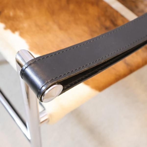 Cassina(カッシーナ)で取り扱われているLC1 スリングチェア/仔牛毛皮