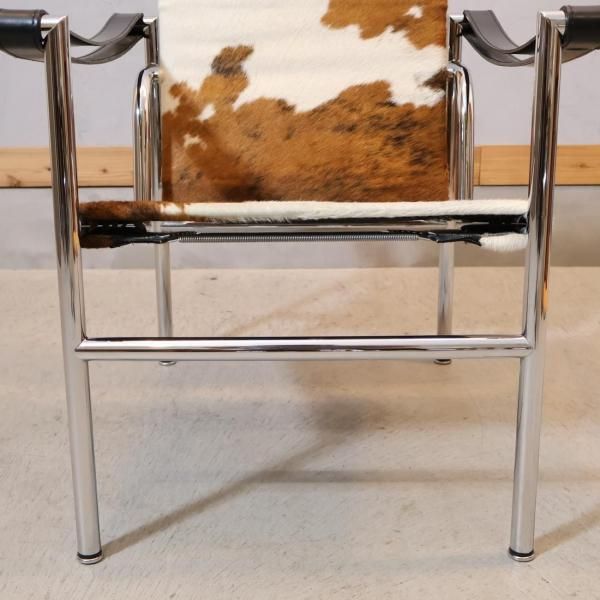 Cassina(カッシーナ)で取り扱われているLC1 スリングチェア/仔牛毛皮