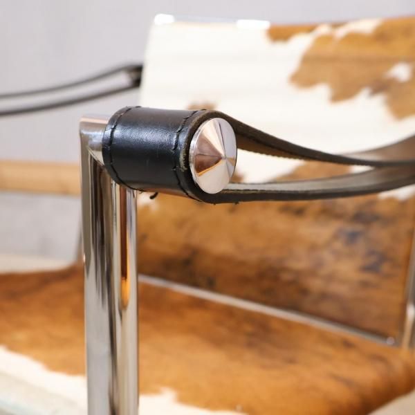 Cassina(カッシーナ)で取り扱われているLC1 スリングチェア/仔牛