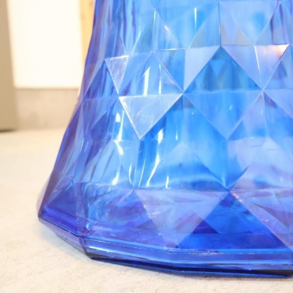 イタリアのデザイナーズ家具ブランドKARTELL(カルテル)のSTONE