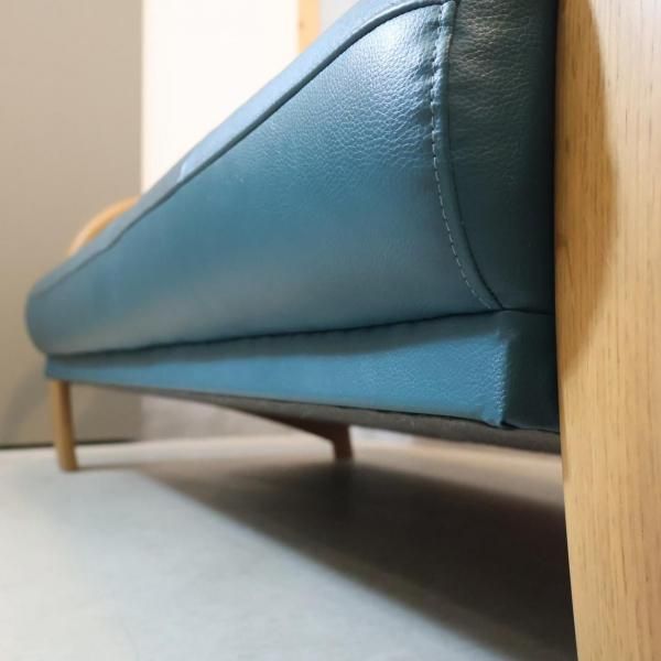 人気のkarimoku(カリモク家具)よりWT33シリーズ、本革を使用した3人