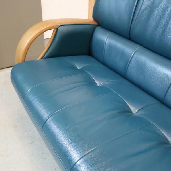 人気のkarimoku(カリモク家具)よりWT33シリーズ、本革を使用した3人