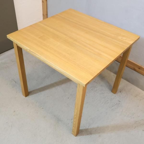 無印良品の稀少なタモ材を使用したダイニングテーブルです♪80×80cmの