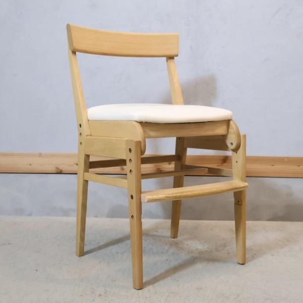 karimoku(カリモク)のデスクチェアー/XT0611IEです。座面と足