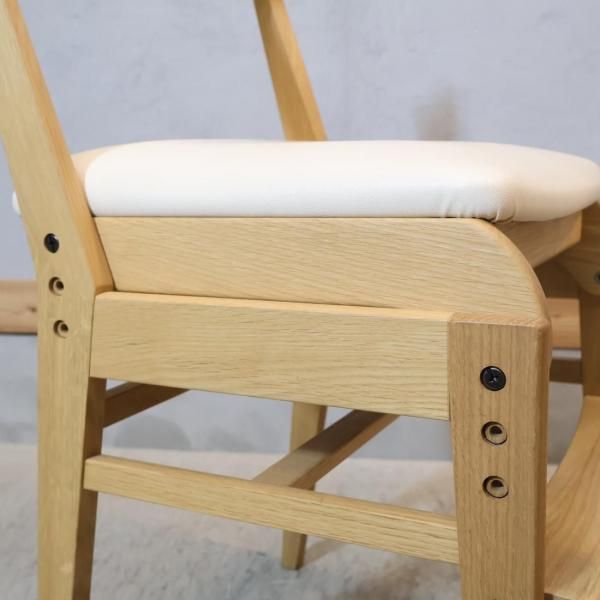 オールドカリモク✴︎40年以上前のレアな椅子✴︎当時もの✴︎低めのテーブルに合います karimoku(カリモク)のデスクチェアー/XT0611IEです。座面と足のせ板は