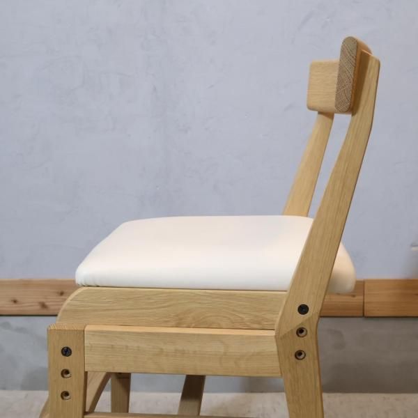 karimoku(カリモク)のデスクチェアー/XT0611IEです。座面と足