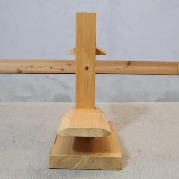 天然木無垢材の風合いを活かしたディスプレイラックです。小物や