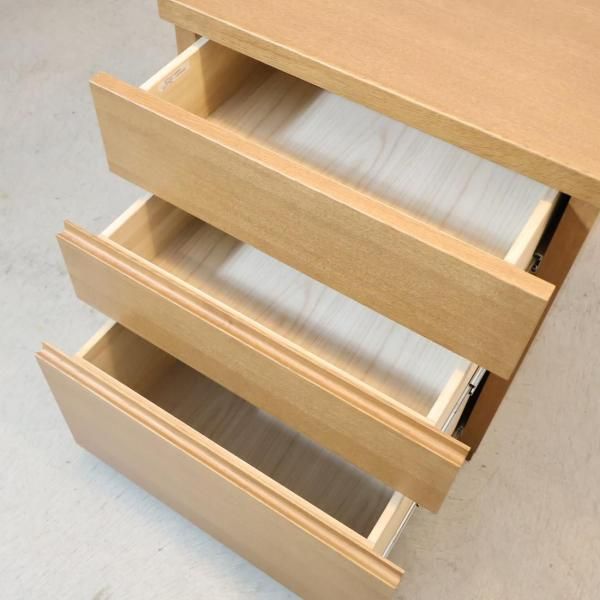karimoku(カリモク家具)のチェストです。コンパクトなサイズ感で
