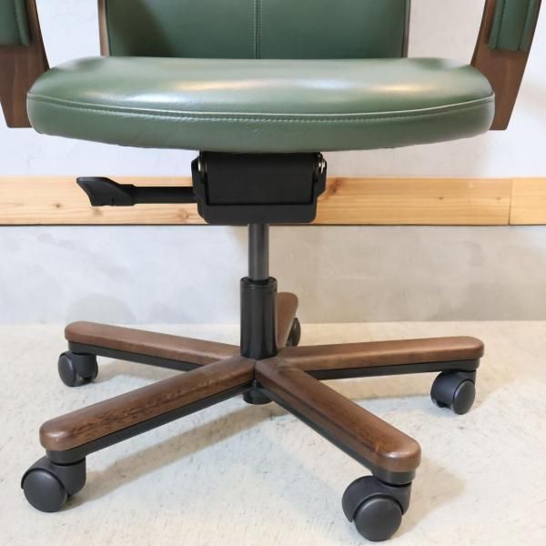 人気のkarimoku(カリモク家具)よりキャスター付き本革 ハイバック