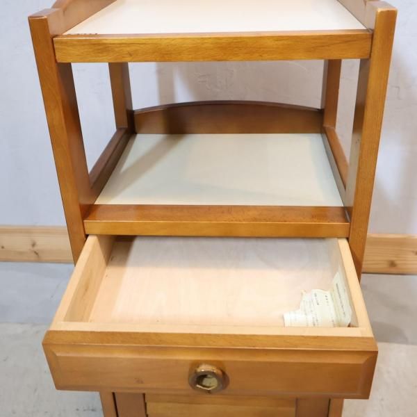 国内老舗家具メーカーkarimoku(カリモク家具)の電話台です。昭和