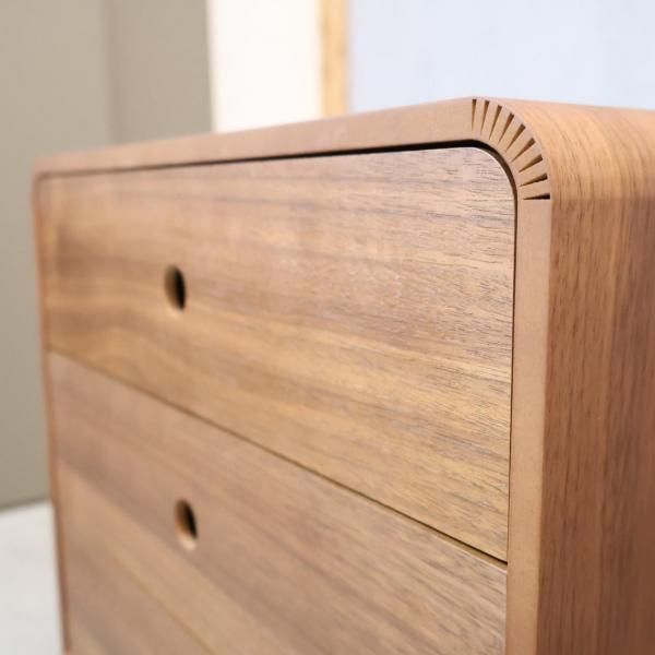 dinos(ディノス)のTiroirs(ティロワール) 6段チェストです。やさしく