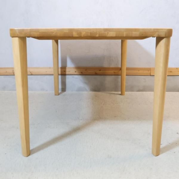 karimoku(カリモク家具)のオーク材を使用したダイニングテーブル