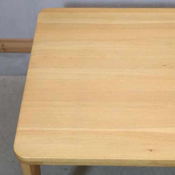 karimoku(カリモク家具)のオーク材を使用したダイニングテーブル