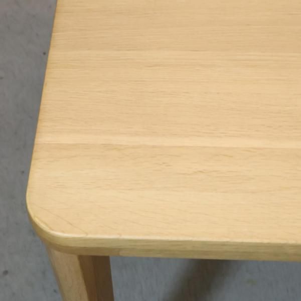 karimoku(カリモク家具)のオーク材を使用したダイニングテーブル