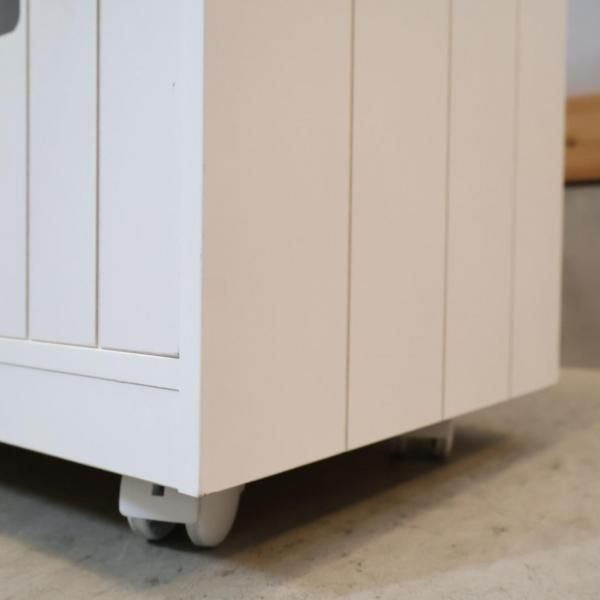 dinos(ディノス)の隠せるリビング整理ワゴンです。使いたい場所に