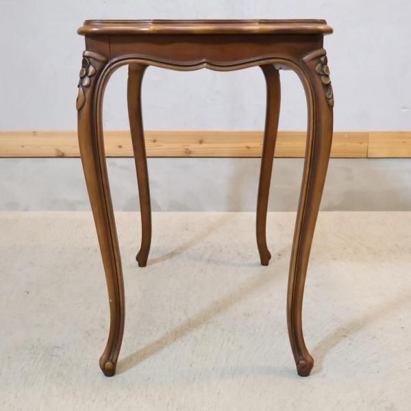 アメリカアンティーク素敵な猫足サイドテーブル♡繊細です アンティーク調の猫脚 サイドテーブルです。落ち着いた色合いや