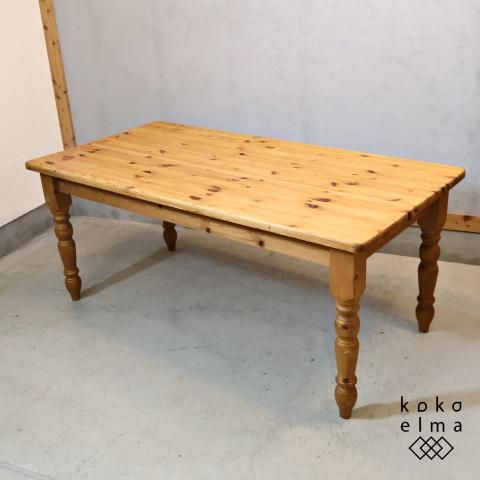 アンティーク調 パイン無垢材のダイニングテーブルです