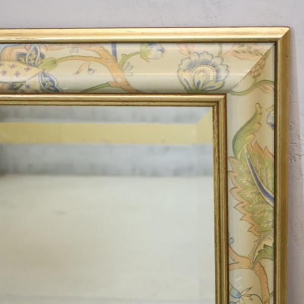 イタリア製のアンティーク調ウォールミラーです。花柄模様が施